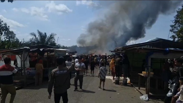Puluhan kios di pasar Pulau Mas, Kabupaten Empat Lawang Ludes terbakar