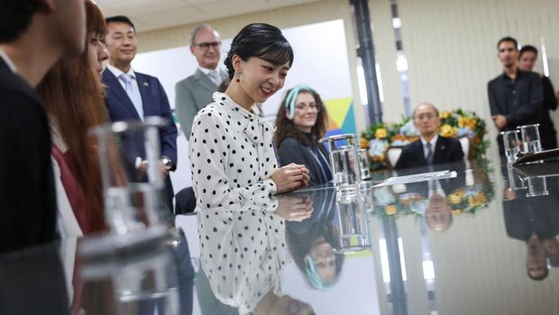 Putri Jepang Kako bertemu dengan para mahasiswa selama kunjungan ke Universitas Brasilia di Brasilia, Brasil, 12 Juni 2025. (REUTERS/Adriano Machado)
