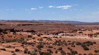 Wisatawan menikmati pemandangan Horseshoe Bend di Grand Canyon National Recreation Area, Arizona, Minggu (29/6/2025). Tempat wisata populer itu tampak ramai dikunjungi meski suhu musim panas cukup terik. (REUTERS/Kaylee Greenlee)  