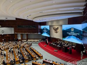 DPR Rapat Paripurna Penetapan Mitra Kerja Danantara, 398 Anggota Hadir