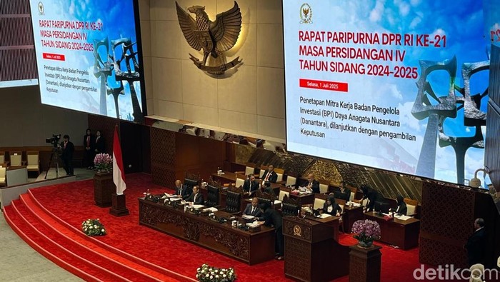 Rapat paripurna DPR RI, Selasa (1/7/2025). Dalam rapat, DPR membacakan Surpres mengenai RUU Esktradisi RI-Rusia.