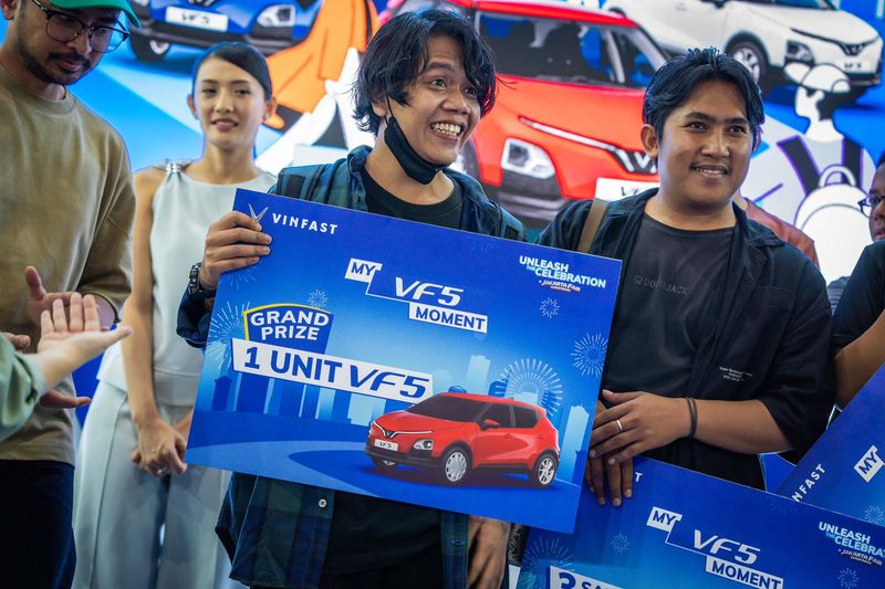 Ratusan Gen Z Ikut Kompetisi 'My VF 5 Moment' berhadiah mobil listrik di Jakarta Fair 2025.