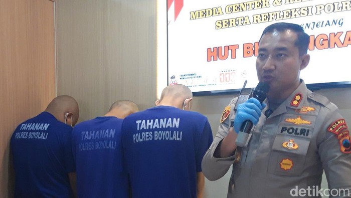 Tiga tersangka pencurian dengan kekerasan modus pura-pura terkena percikan api rokok, kini ditahan di Mapolres Boyolali.
