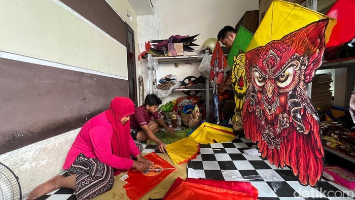 Riyadi, perajin layangan lipat pantai di Mojokerto yang kebanjiran berkah selama musim kemarau.