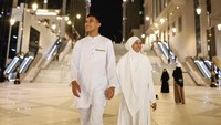 Rizky Ridho dan istri menikmati malam di Tanah Suci. (Foto: dok Instagram rizkyridhoramadhani)