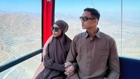 Rizky Ridho dan istri naik kereta gantung di Mekkah. (Foto: dok Instagram rizkyridhoramadhani)
