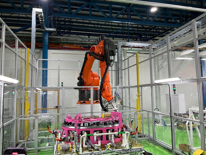Robot canggih untuk membuat hood kap mesin di pabrik Xpeng Purwakarta