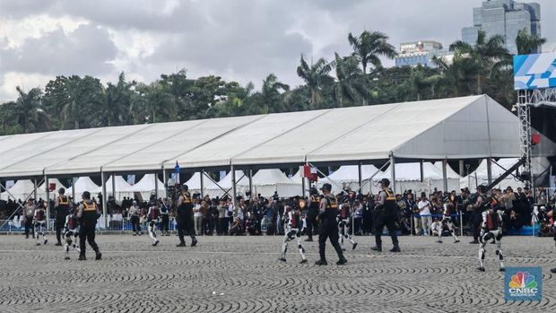 Robot polisi juga ikut serta dalam parade defile Kepolisian Republik Indonesia, saat acara Hari Bhayangkara Ke-79 di Monas, Jakarta Pusat, Selasa (1/7/2025). (CNBC Indonesia/Emir Yanwardhana)