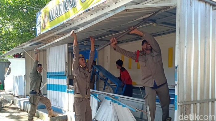 Satpol PP bongkar lapak di Jalan Nikel, Makassar.