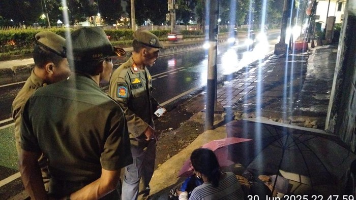 Satpol PP cek lokasi diduga prostitusi di Jatinegara (dok. Satpol PP DKI)