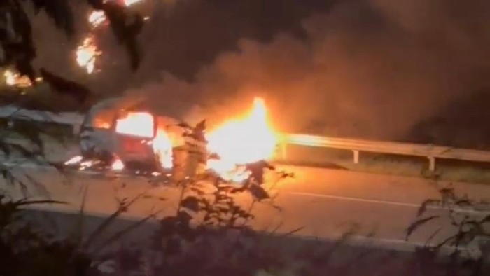 Satu unit minibus terbakar di Tol Semarang-Batang, Kecamatan Ngaliyan, Senin (30/6/2025).