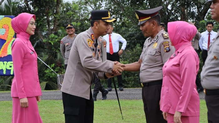 Sebanyak 39 personel Polres Kuansing naik pangkat, tertinggi ke AKP. Upacara kenaikan pangkat dipimpin Kapolres AKBP Angga F Herlambang, Senin (30/6/2025).