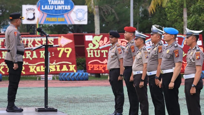 Sebanyak 43 personel Polres Siak mendapatkan kenaikan pangkat setingkat lebih tinggi di momen HUT Bhayangkara ke-79, pada Senin (30/6/2025).