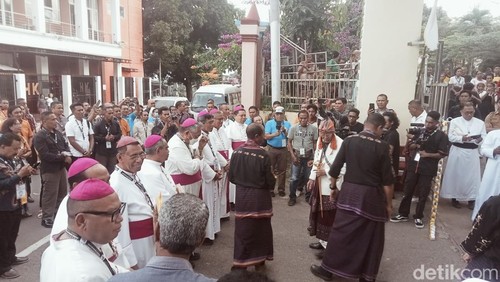 Sebanyak sembilan uskup dari kawasan Bali, NTB, dan NTT mengikuti Perpas XII Regio Gerejawi Nusa Tenggara (Nusra) di Keuskupan Larantuka, Flores Timur, Selasa (1/7/2025). (Foto: Yurgo Purab/detikBali)