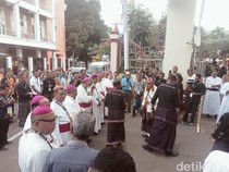 Disambut Suguhan Adat Lamaholot, 9 Uskup Bali-Nusra Hadiri Perpas di Larantuka
