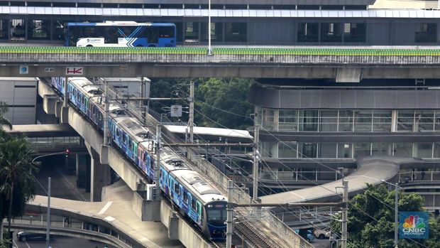 Sejumlah armada bus Transjakarta dan MRT melintas di Jalan ASEAN, Jakarta, Selasa (1/7/2025). (CNBC Indonesia/Muhammad Sabki)