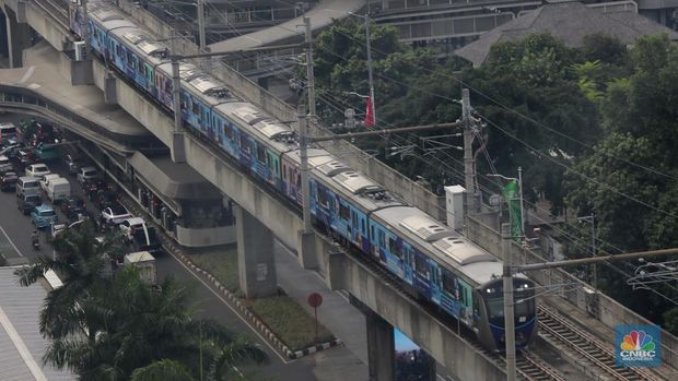 Sejumlah armada MRT melintas di Jalan ASEAN, Jakarta, Selasa (1/7/2025). (CNBC Indonesia/Muhammad Sabki)