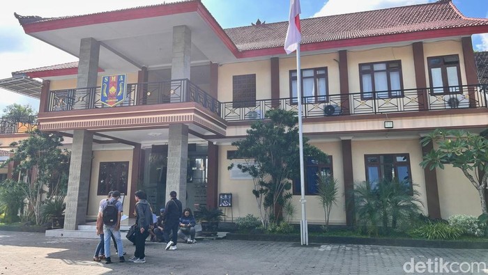 Sejumlah orang tua siswa mendatangi SMA N 1 Giri untuk mengkonfirmasi pengumuman penerimaan pendaftaran.