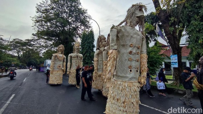 Seni Helaran Waruga Bodas dari Pusakanagara saat tampil di Galuh Ethnic Carnival.