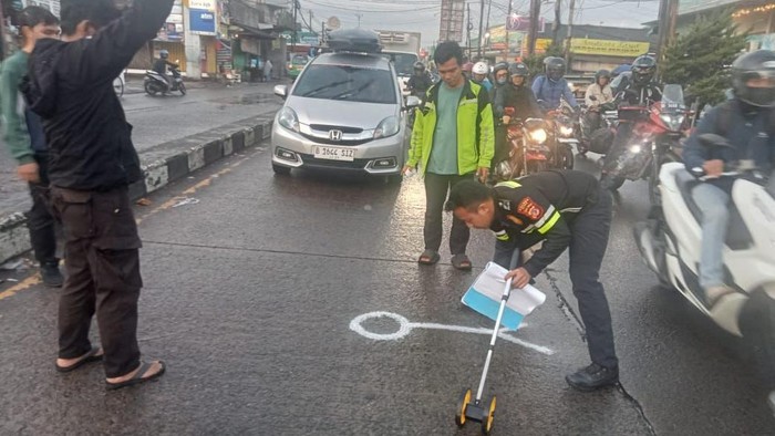 Seorang pengendara motor tergelincir jalanan yang licin di Parung, Bogor, lalu tewas terlindas pikap, pada Selasa (1/7/2025) pagi tadi.