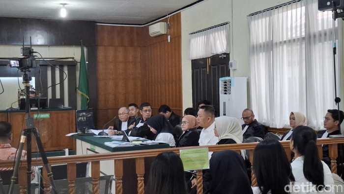 Sidang eks Pj Wali Kota Risnandar Mahiwa cs kembali digelar di PN Tipikor Pekanbaru. (Raja Adil Siregar/detikSumut)