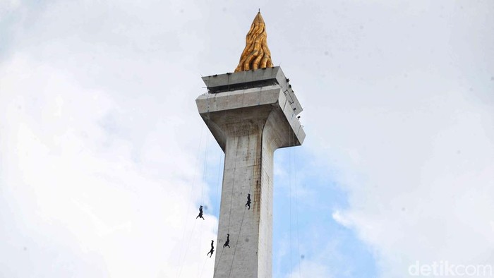 Anggota Polri memperagakan simulasi penanggulangan teror dalam peringatan Hari Bhayangkara ke-79 di Monas, Jakarta, Selasa (1/7/2025). Peringatan hari Bhayangkara ke-79 ini dihadiri oleh Presiden Prabowo Subianto dan Kapolri Jenderal Listyo Sigit Prabowo.