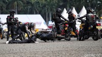 Seorang pemeran dilumpuhkan anggota polisi dalam simulasi penanggulangan teror. Tema Hari Bhayangkara ke-79 ini mencerminkan komitmen Polri untuk terus hadir sebagai pelindung, pengayom, dan pelayan masyarakat dengan sepenuh hati. Selain itu, tema ini juga menegaskan bahwa Polri akan mengedepankan nilai-nilai kemanusiaan dalam setiap tugasnya.