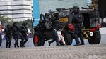 Polisi Unjuk Kebolehan Simulasi Anti-Teror di HUT Bhayangkara ke-79