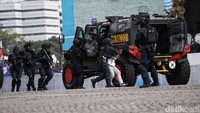 Anggota Polri memperagakan simulasi penanggulangan teror dalam peringatan Hari Bhayangkara ke-79 di Monas, Jakarta, Selasa (1/7/2025). Peringatan hari Bhayangkara ke-79 ini dihadiri oleh Presiden Prabowo Subianto dan Kapolri Jenderal Listyo Sigit Prabowo.