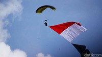 Aksi terjun payung diperagakan dalam peringatan hari ini di Monas. Meski mengedepankan pendekatan persuasif, Polri tetap menegaskan langkah-langkah pencegahan lewat operasi preventive strike terhadap jaringan teror.