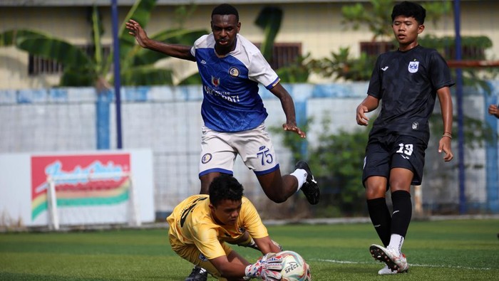 Siswa Safin Pati Sports School, Yohanes Yapagaimu (biru-putih. masuk dalam 34 nama pemain yang dipanggil timnas Indonesia U-17.