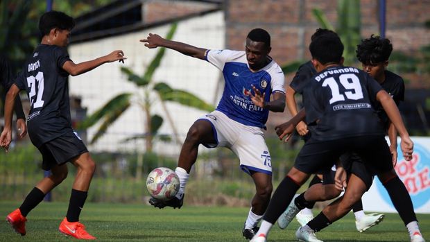 Siswa Safin Pati Sports School, Yohanes Yapagaimu (biru-putih. masuk dalam 34 nama pemain yang dipanggil timnas Indonesia U-17.