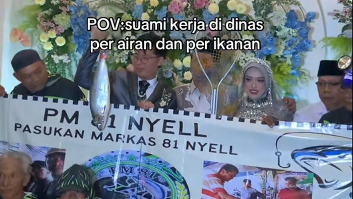 Suasana pernikahan viral, teman-teman dari pengantin pria datang mengenakan seragam mancing dan pengantin membawa ikan bak hasil tangkapan.