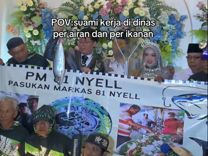Suasana pernikahan viral, teman-teman dari pengantin pria datang mengenakan seragam mancing dan pengantin membawa ikan bak hasil tangkapan. Suasana pernikahan viral, teman-teman dari pengantin pria datang mengenakan seragam mancing dan pengantin membawa ikan bak hasil tangkapan.
