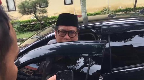 Mantan Bupati Loteng, Suhaili Fadil Tohir masuk ke mobilnya seusai diperiksa penyidik Ditreskrimum Polda NTB beberapa waktu lalu.