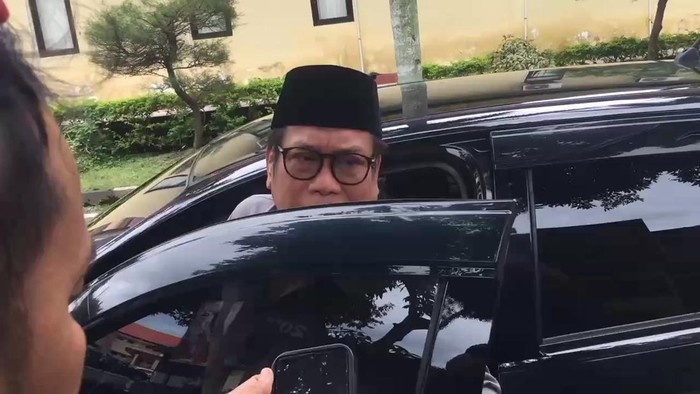Mantan Bupati Loteng, Suhaili Fadil Tohir masuk ke mobilnya seusai diperiksa penyidik Ditreskrimum Polda NTB beberapa waktu lalu.