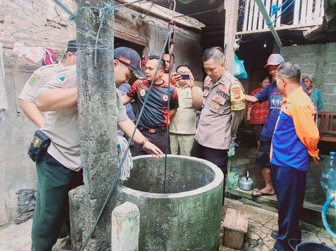 Sumur warga di tiga Pedukuhan Kalurahan Srandakan, Bantul, mengering, Selasa (1/7/2025). BPBD menyebut kekeringan ini imbas dari jebolnya Dam Srandakan. yang kering.