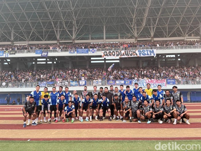 Ribuan suporter menyambangi latihan perdana PSIM Jogja di Stadion Mandala Krida, Kota Jogja, Selasa (1/7/2025).