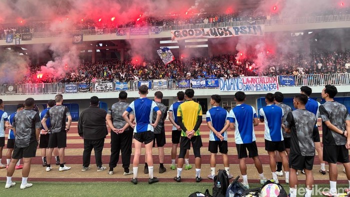 Ribuan suporter menyambangi latihan perdana PSIM Jogja di Stadion Mandala Krida, Kota Jogja, Selasa (1/7/2025).
