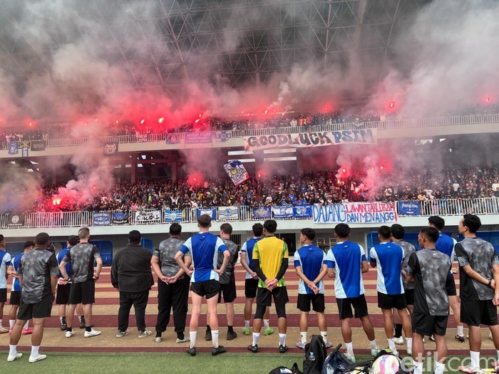 Ribuan suporter menyambangi latihan perdana PSIM Jogja di Stadion Mandala Krida, Kota Jogja, Selasa (1/7/2025).