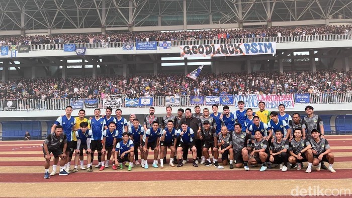 Ribuan suporter menyambangi latihan perdana PSIM Jogja di Stadion Mandala Krida, Kota Jogja, Selasa (1/7/2025).