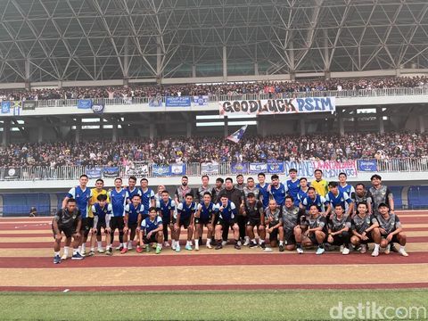 Ribuan suporter menyambangi latihan perdana PSIM Jogja di Stadion Mandala Krida, Kota Jogja, Selasa (1/7/2025).