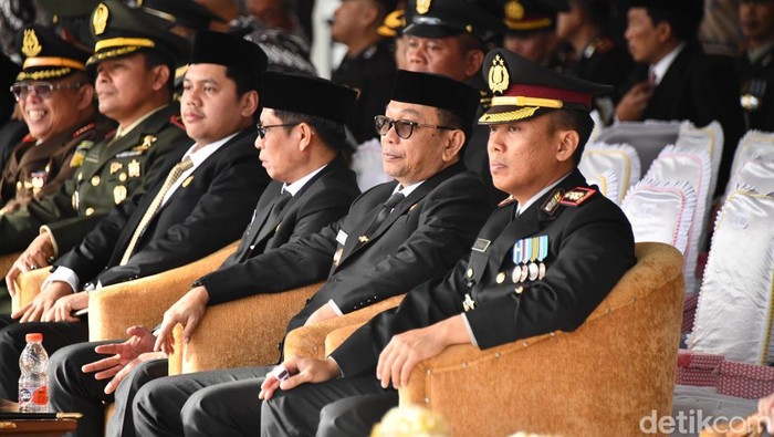 Bupati Soppeng Suwardi Haseng saat menghadiri upacara HUT Bhayangkara ke-79.