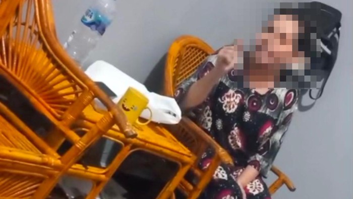 Tangkapan layar owner perumahan di Kendari memaki warga saat diprotes jalan rusak.