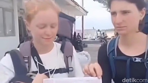 Tangkapan layar video dua WNA yang viral karena ditipu calo preman di Terminal Mandalika, Mataram.