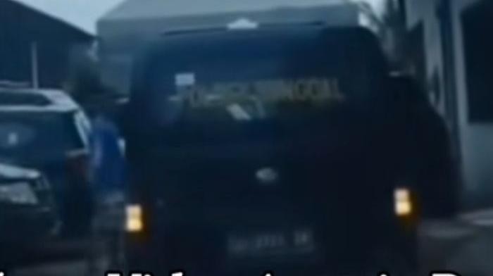 Tangkapan layar video mobil patroli bertuliskan Polsek Sunggal yang dinarasikan ambil setoran judi. (Foto: Istimewa)