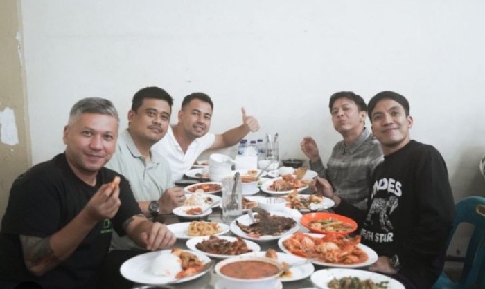 The Dudas Minus One saat touring dan makan bersama