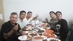 Seru! Momen The Dudas Minus One Saat Touring dan Makan Bareng