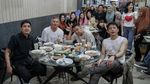 Seru! Momen The Dudas Minus One Saat Touring dan Makan Bareng