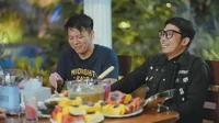 Dalam momen buka bersama, berbagai sajian makanan dihidangkan. Terlihat ada semangka, mangga, kolak, dan es buah di hadapan Ariel Noah dan Desta Mahendra. Foto: Instagram/ @raffinagita1717